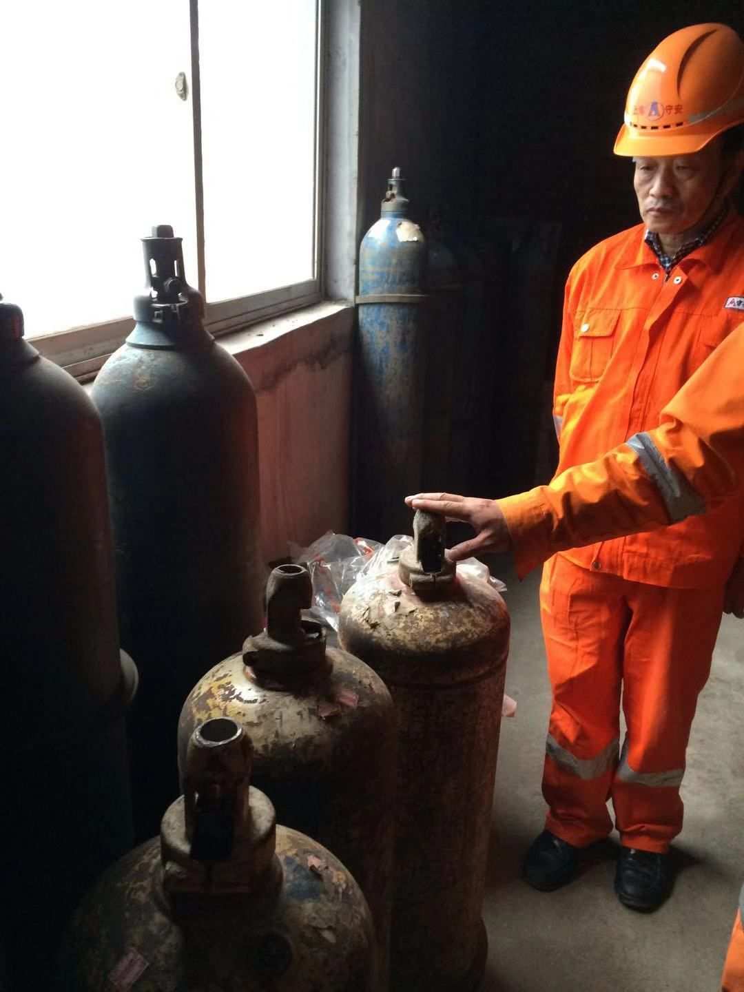 7,一號(hào)電爐里面乙炔氣瓶無(wú)防傾倒裝置,現(xiàn)場(chǎng)督促已整改